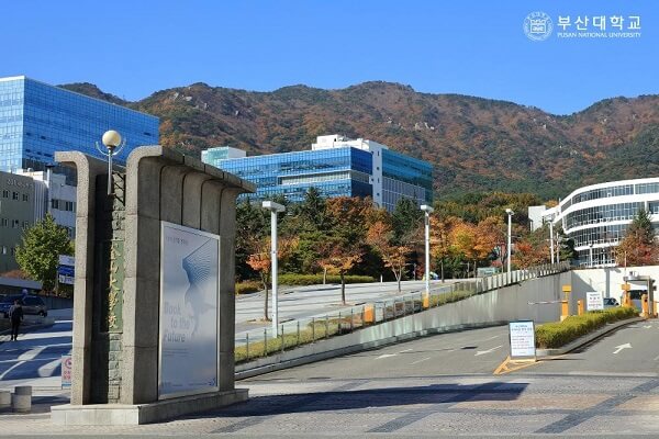 Cổng chính tại trường đại học quốc gia Pusan Hàn Quốc cơ sở Busan