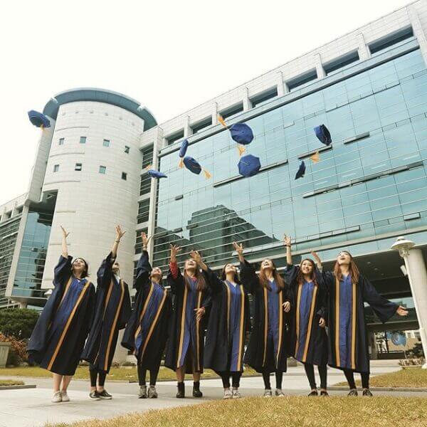 Sinh viên quốc tế tốt nghiệp đại học nữ Hanyang